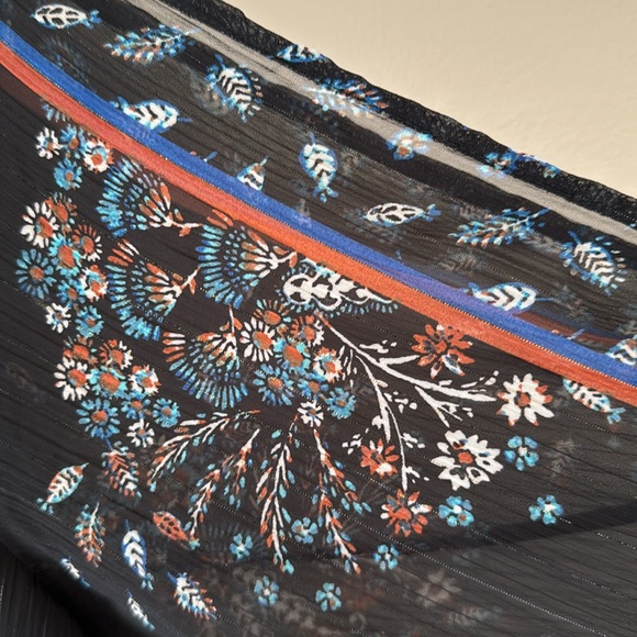 Black floral blouse - Picture 8 of 11